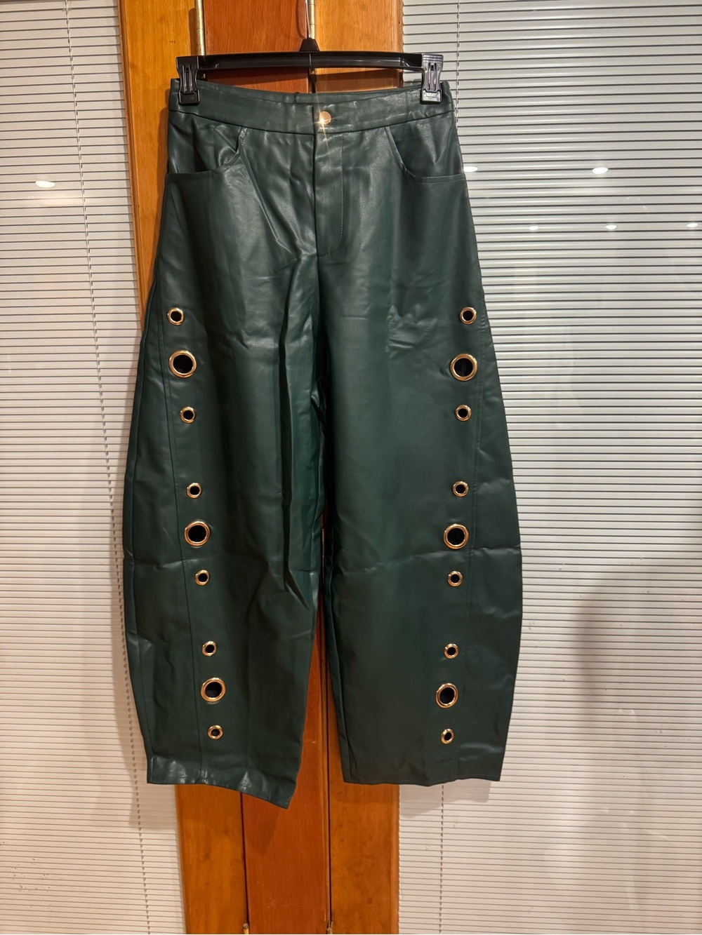 Faux Leather Dark Green Zipper Hollow Out Ring Trousers. Women’s size M - Picture 2 of 6